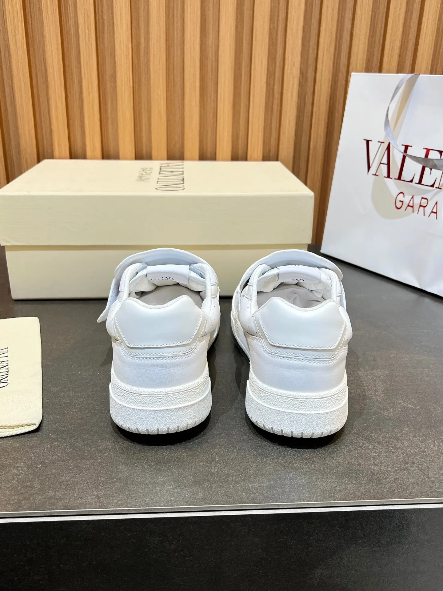 Men's men's shoes 💰760 VLTN Valentin 𝑶𝒏𝒆𝑺𝒕𝒖𝒅 Couple's sneaker series Valentino 2025 new couple's sneakers are on sale. The original ZP purchased and disassembled. Repeated pattern making and modification. The strength must be restored one to one! Top luxury masterpiece Velcro design Soft and comfortable imported calfskin 🧧brings excellent and elegant texture and excellent on-foot comfort Top purchasing version upper: imported calfskin surface/original oil edge craftsmanship Inner: water-dyed cowhide lining Outsole: original development 𝐓𝐏𝐔 two-color combination outsole Packaging: original configuration complete package Code number: 35-46 (45 46 customized)